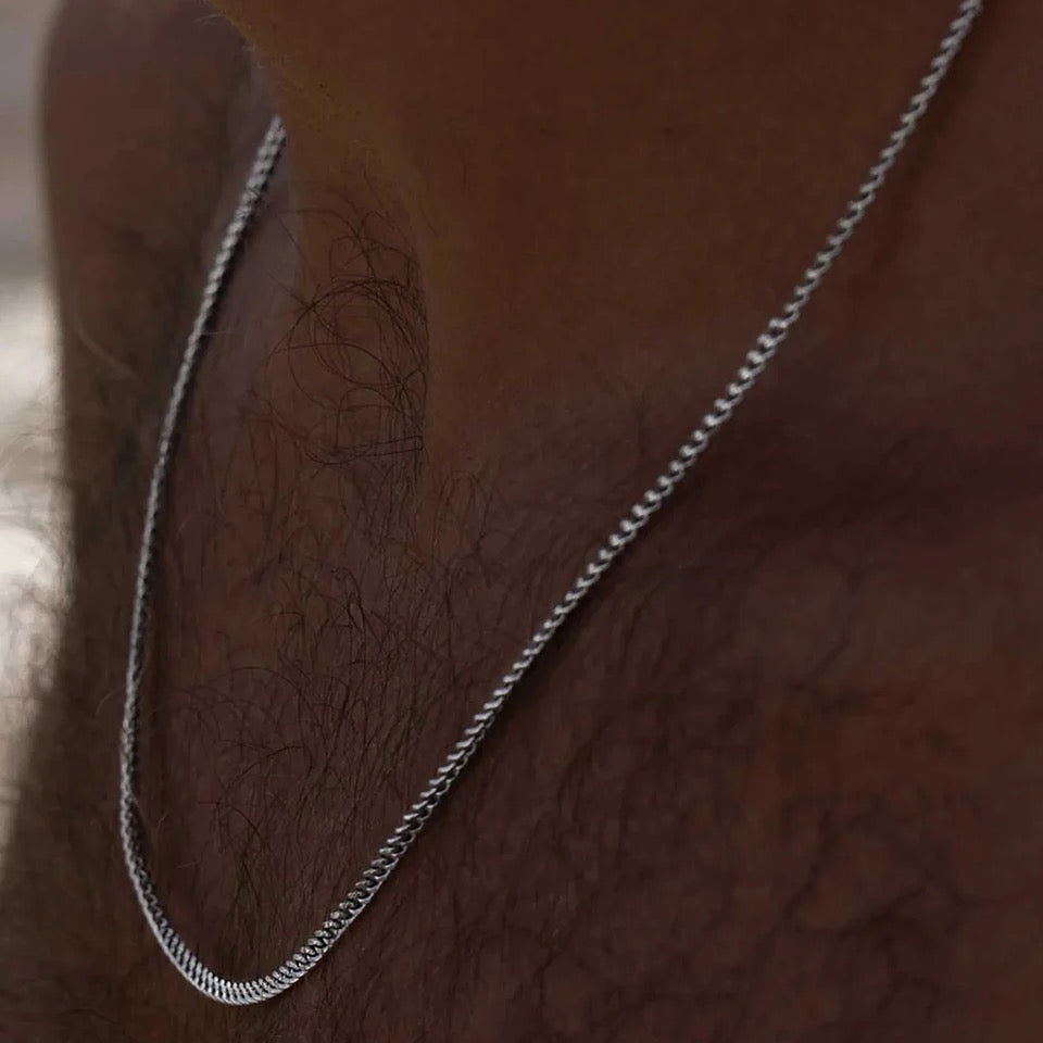 MINIMAL CHAIN NECKLACE